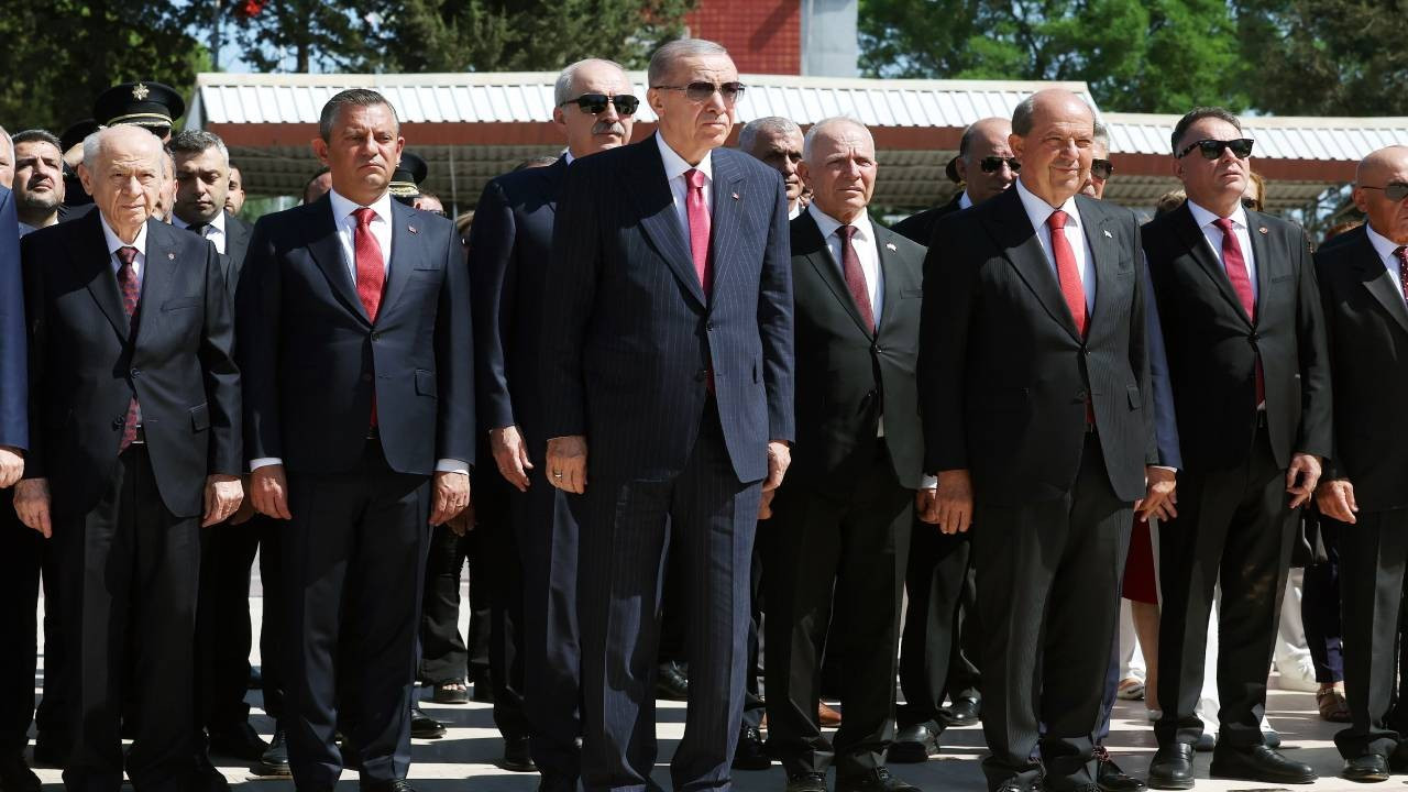 Kıbrıs Barış Harekatı’nın 50’nci yıldönümü: Erdoğan KKTC’de Atatürk Anıtı’na çelenk bıraktı